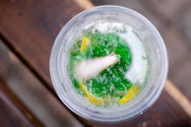 Plastik bardakta limonata..