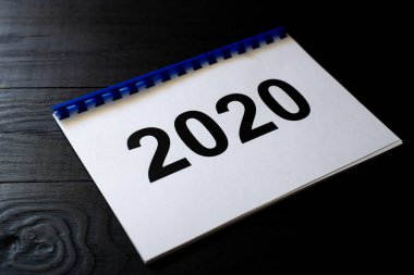 Siyah arkaplan üzerinde 2020 sayı.