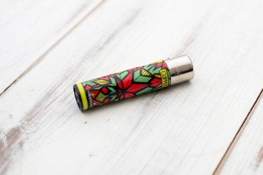 Kiev, Ukrayna - 28 Kasım 2021: Tahta arka planda kırpıcı çakmak.