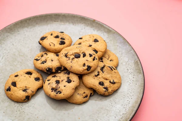 Biscuits Chocolat Sur Une Assiette Sur Fond Rose — Photo