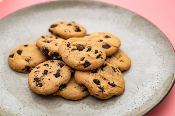 Biscuits Chocolat Sur Une Assiette Sur Fond Rose — Photo