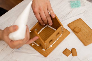 Baba ve oğul zencefilli kurabiye yapıyorlar. Noel için hazırlanılıyor.