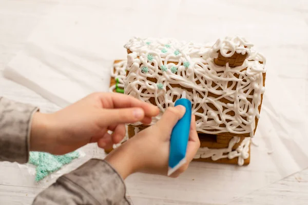 Chico Hace Una Casa Jengibre Preparación Para Las Vacaciones Actividad — Foto de Stock