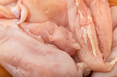 Ahşap arka planda çiğ tavuk filetosu..