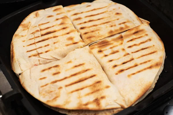 Tortilla Sajttal Sonkával Pita Reszelt Sajttal Sonkával Paradicsommal Grillsütőn — Stock Fotó