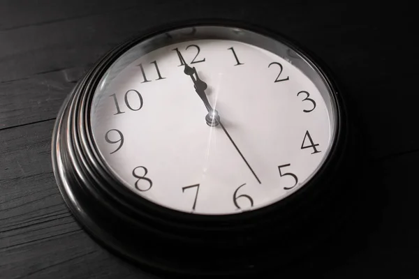Relógio Sobre Fundo Preto Minuto Doze — Fotografia de Stock