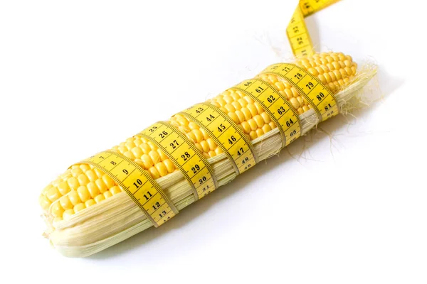 全体のトウモロコシと白い背景にセンチメートル 健康食品 減量の概念 — ストック写真