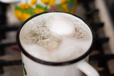 Kaynar suda tavuk yumurtası..