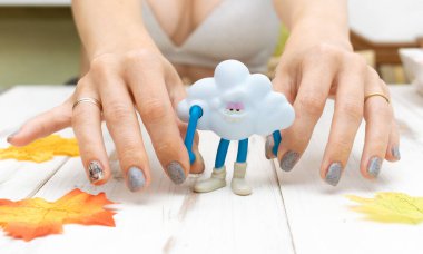 Oyuncak bulut dişilerin elinde. Kötü hava, yağış kavramı.