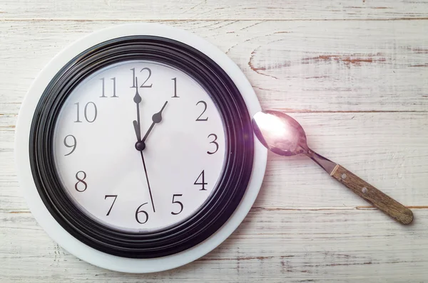 Öğle Yemeği Saati Beyaz Ahşap Arka Planda Klasik Saat Kaşık — Stok fotoğraf