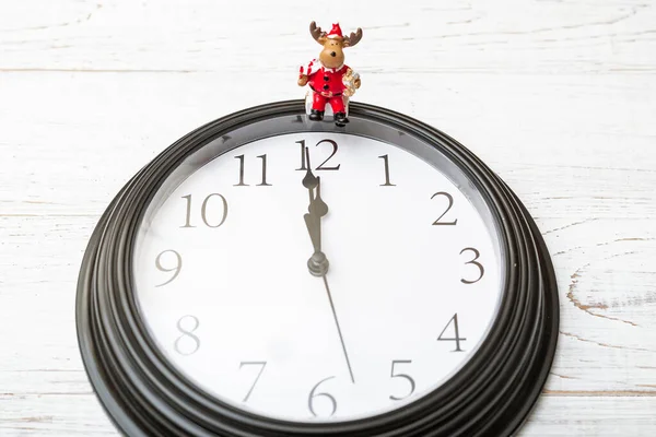 Час Дати Концепції Дарунків Годинник Показує Хвилини Дванадцять Новорічну Іграшкову — стокове фото