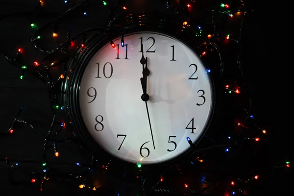 Минуту Нового Года Часы Темном Фоне Новогодними Огнями — стоковое фото