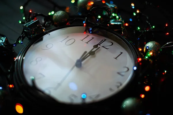 Хвилину Нового Року Годинник Темному Тлі Новорічними Вогнями — стокове фото