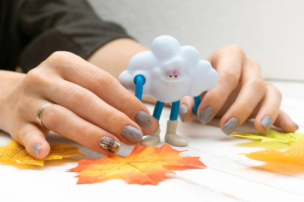 Spielzeugwolke Weiblichen Händen Das Konzept Von Schlechtem Wetter Niederschlag — Stockfoto