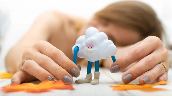 Nuvem Brinquedo Mãos Femininas Conceito Mau Tempo Precipitação — Fotografia de Stock