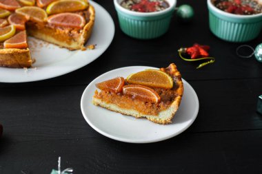 Siyah arka planda bir parça balkabağı turtası. Vejetaryen yemeği, tatlı..