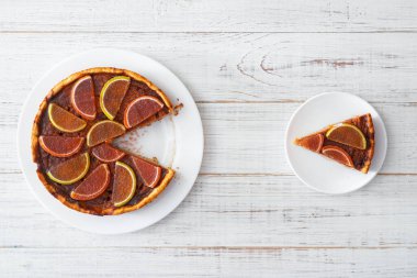 Beyaz tabakta bir parça balkabağı turtası. Vejetaryen yemeği, tatlı..