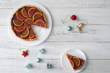 Beyaz tabakta bir parça balkabağı turtası. Vejetaryen yemeği, tatlı..