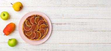 Beyaz ahşap arka planda balkabağı turtası. Elma ve armut. Pankart. Metin için yer.