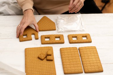 Bir kadın zencefilli kurabiye evi yapacak. Yeni yıla hazırlanıyorum, Noel 'e.