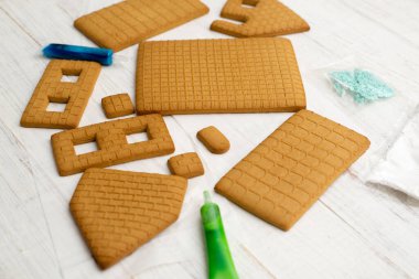 Zencefilli kurabiye evi için parçalar. Yeni yıla hazırlanıyorum, Noel 'e..