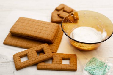 Zencefilli kurabiye evi için parçalar. Yeni yıla hazırlanıyorum, Noel 'e..