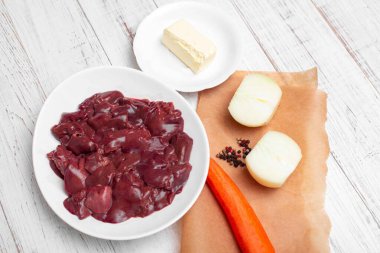 Çiğ tavuk ciğeri, havuç, soğan, tereyağı. Ezme yapmak için gerekenler.