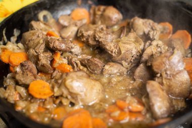 Tavuk ciğeri, havuç, tavada soğan. Pate 'in hazırlanması. Yemek tarifi. Kızartma malzemeleri..