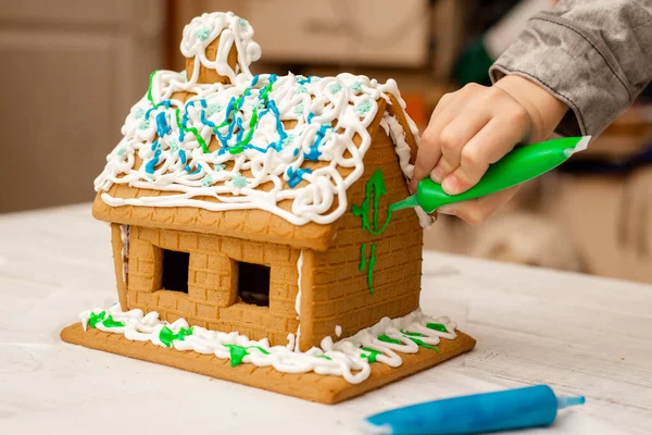 Garçon Décore Une Maison Pain Épice Préparation Pour Noël Nouvel — Photo