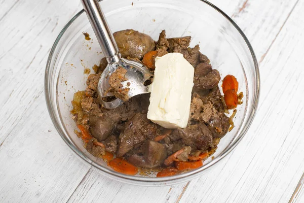 Fried chicken liver, carrots, onions, butter. Preparation of the pate. Grinding the ingredients with a blender. Recipe.