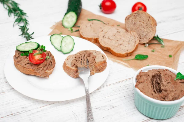 Sandwiches Canapés Con Paté Pollo Tomates Pepinos Sobre Fondo Madera —  Fotos de Stock