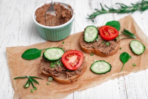 Sandwiches Canapés Con Paté Pollo Tomates Pepinos Sobre Fondo Madera —  Fotos de Stock