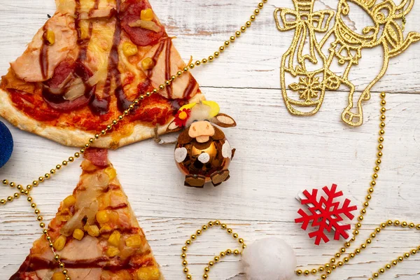 Neujahrsfigur Eines Bullen Und Ein Stück Pizza Auf Weißem Holzgrund — Stockfoto