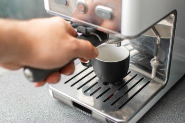 Kahve makinesinde espresso hazırlıyorum..