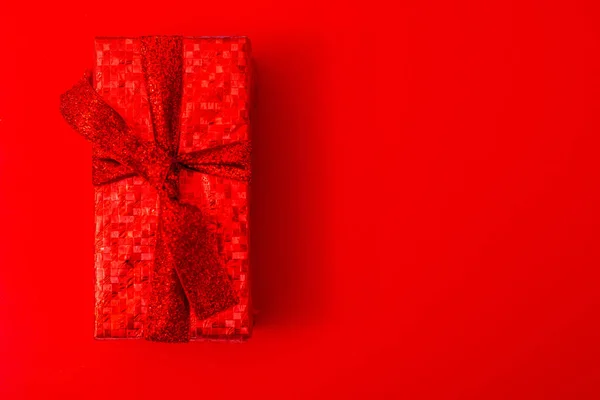 红底红包里的礼物圣诞节 情人节礼物 — 图库照片