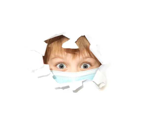 白い背景の医療マスクの少年 ペーパーの穴を通って見る 健康管理隔離概念 — ストック写真