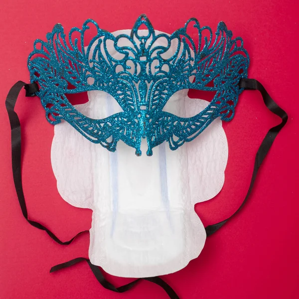 Serviette Hygiénique Masque Féminin Sur Fond Rouge Menstruation Mystère Concept — Photo