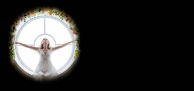 35-45 yaşlarında bir kadın siyah arka planda yuvarlak bir pencerede oturuyor. O, uzun beyaz bir elbise giyiyor. Pencereden beyaz ışık geliyor. Sancak, metin eklenecek yer.