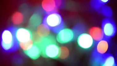 Noel çelengi bulanık yanıyor. Parlak çok renkli ışıkların soyut arkaplanı.