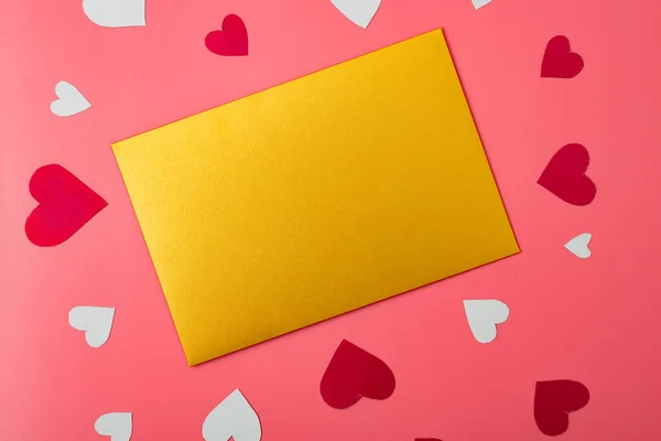 Liebesbrief Goldener Umschlag Auf Rotem Hintergrund Mit Herzen Platz Für — Stockfoto