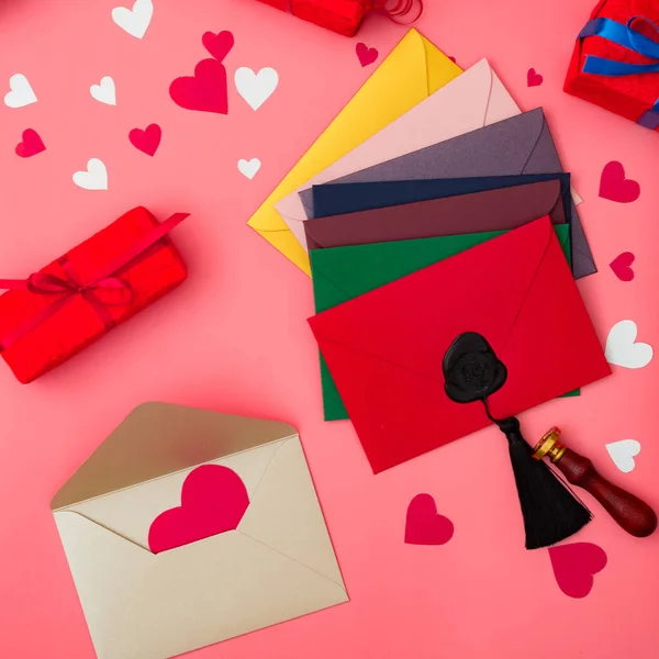 Liebesbrief Zum Valentinstag Bunte Umschläge Auf Rotem Hintergrund Mit Herzen — Stockfoto