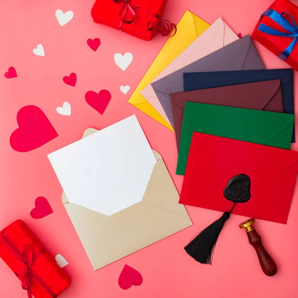 List Miłosny Walentynki Kolorowe Koperty Czerwonym Tle Sercami Miejsce Tekst — Zdjęcie stockowe