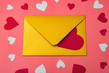 Zarftaki kalpler. Aşk mektubu kavramı, Sevgililer Günü tebrikleri.