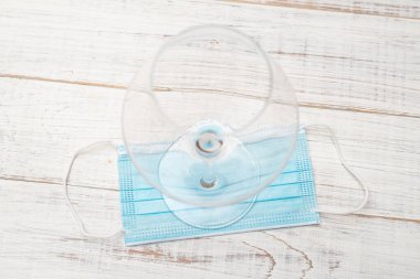 Bir bardak şarap ve tıbbi maske. Koronavirüs konseptini kilitle.