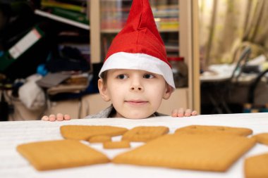 Çocuk zencefilli kurabiye evi yapıyor. Tatil hazırlığı, yaratıcı aktivite.