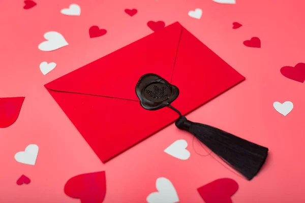 Roter Umschlag Und Herzen Liebesbrief Für Valentinstag Konzept — Stockfoto