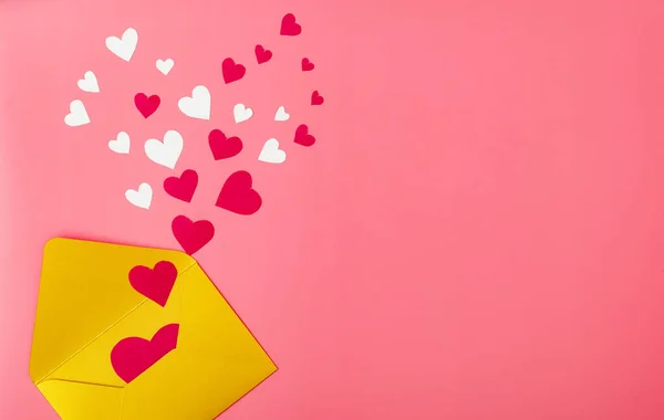 Sobre Dorado Corazones Sobre Fondo Rojo Carta Amor Para Concepto — Foto de Stock