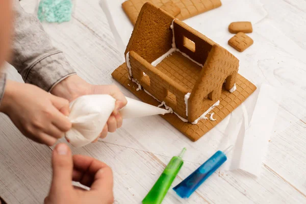 Papá Hijo Están Haciendo Una Casa Jengibre Preparación Para Navidad — Foto de Stock