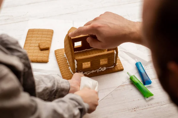 Pai Filho Estão Fazer Uma Casa Gengibre Preparando Para Natal — Fotografia de Stock