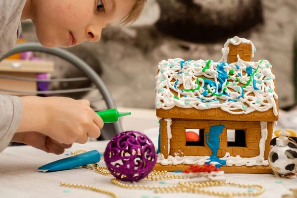 Rapaz Faz Uma Casa Gengibre Preparação Para Feriado Atividade Criativa — Fotografia de Stock